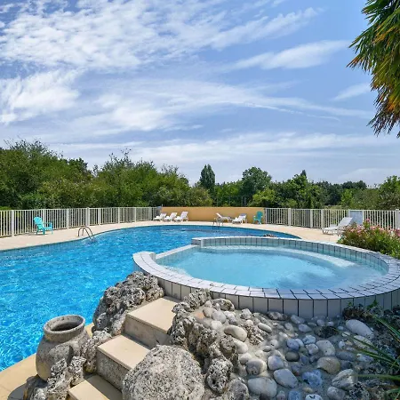 Scenic Holiday In Saint-savinien With Jacuzzi, Garden Saint-Savinien
