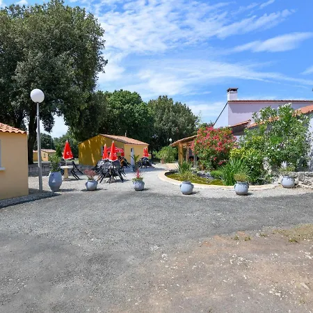 Scenic Holiday In Saint-savinien With Jacuzzi, Garden Casa de Férias Saint-Savinien